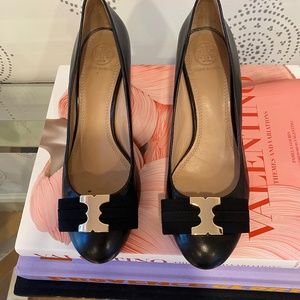 Tory Burch Gemini Link Bow Wedges - Black